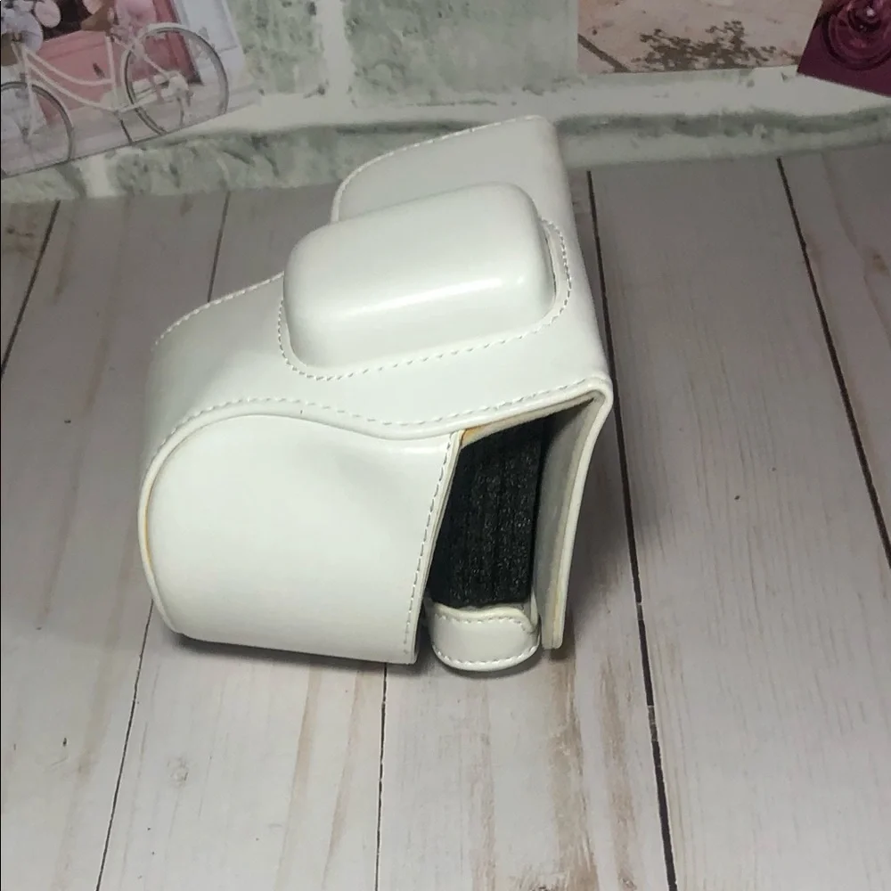 III5 MegaGear White Leather Camera Case w/Strap